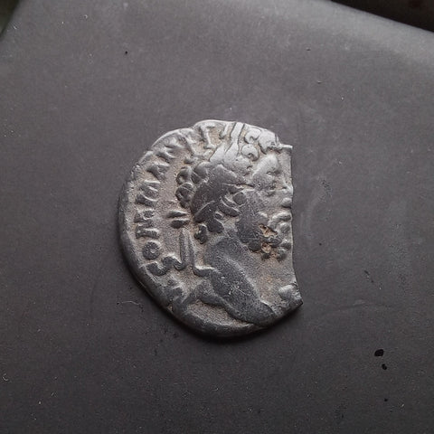 #N021# Roman silver denarius coin of Commodus from 186 AD