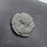 #o008# Roman Bronze coin issued by Empress Helena from 337-340 AD