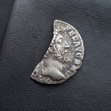 #p350# Roman silver denarius coin of Commodus from 185-186 AD