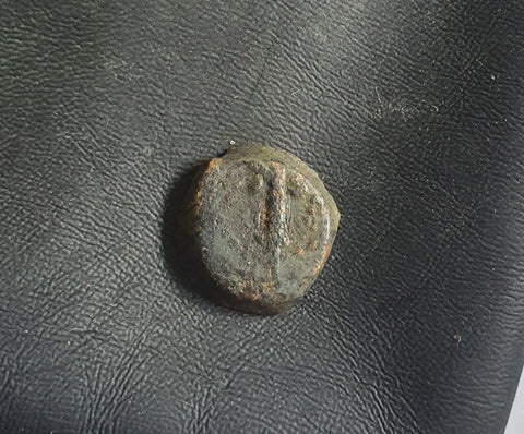 #d800# Greek bronze city issue coin from Tyre, minted between 125-1 BC.
